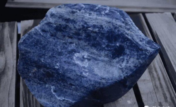 青金石用紫光灯鉴定