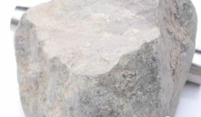 各种翡翠原石在灯光下的表现 翡翠原石打灯起荧光是什么样