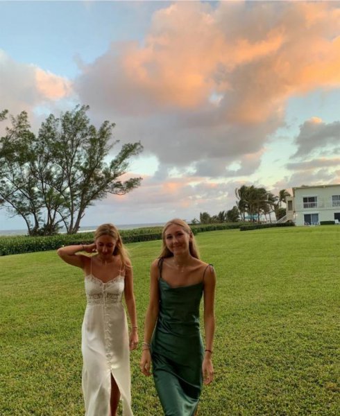 吊带裙怎么搭配外套