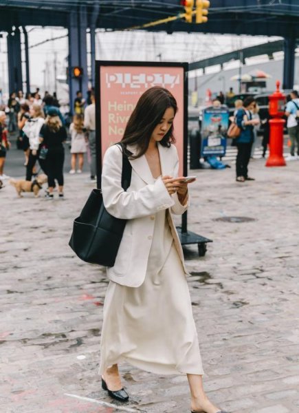 吊带裙怎么搭配外套