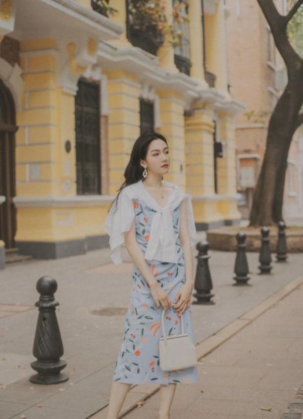 吊带裙怎么搭配外套