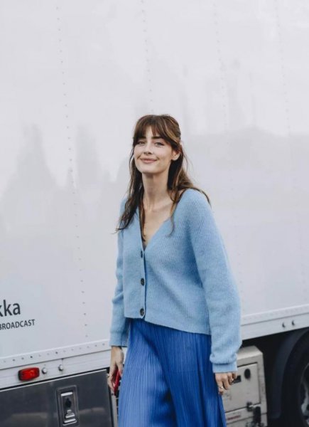 吊带裙怎么搭配外套