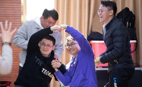 别人夸你年轻怎么幽默回答