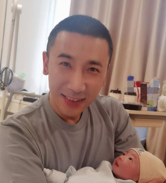 颜丹晨的丈夫是谁