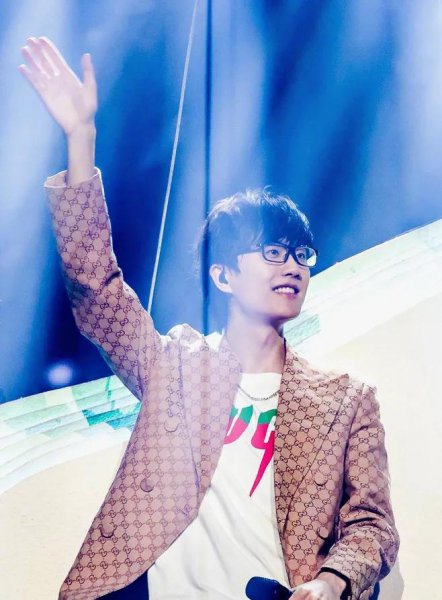 许嵩演唱的玫瑰花的葬礼背后的故事