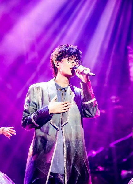 许嵩演唱的玫瑰花的葬礼背后的故事