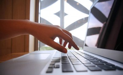 电脑一直充电有影响吗 笔记本边充电边用究竟是好是坏