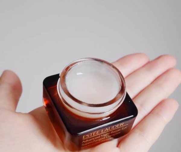 雅诗兰黛眼霜的正确使用方法