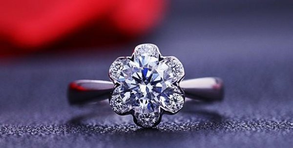 一克拉的钻戒多少大