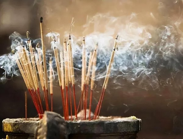 烧的香中间高两边低是什么意思