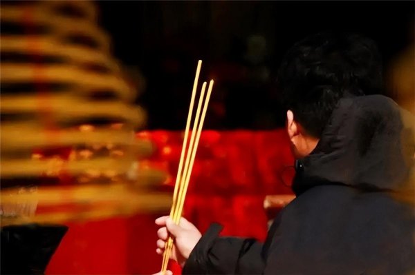 烧的香中间高两边低是什么意思