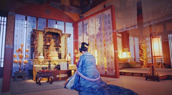 烧的香中间高两边低是什么意思