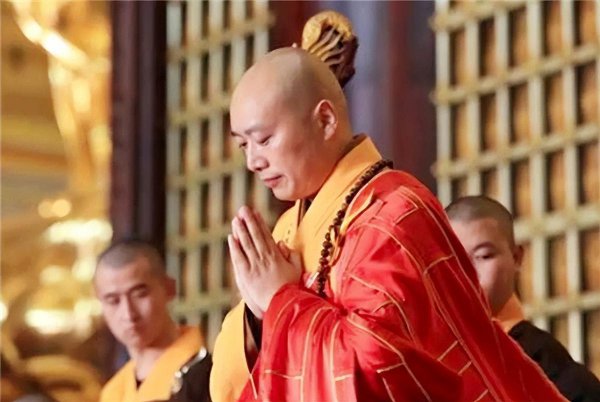 烧的香中间高两边低是什么意思