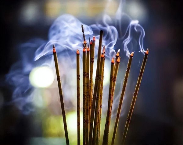 烧的香中间高两边低是什么意思