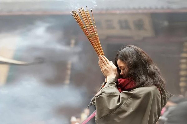 烧的香中间高两边低是什么意思