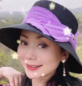 谭梅简历及个人资料简介 朱军的妻子谭梅晒幸福合影照