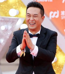 张嘉译的老婆是哪一位 张嘉译与二婚妻子王海燕感情经历