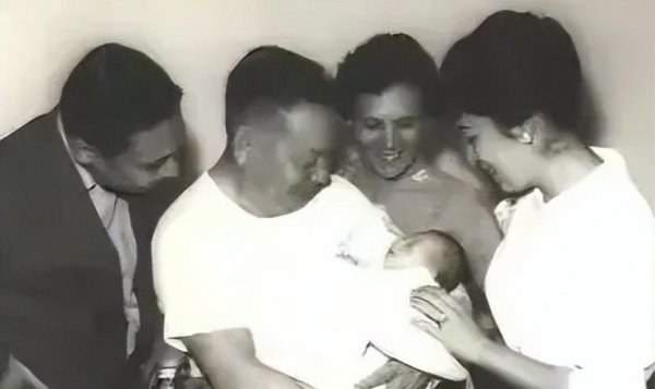 蒋友梅和蒋经国是什么关系