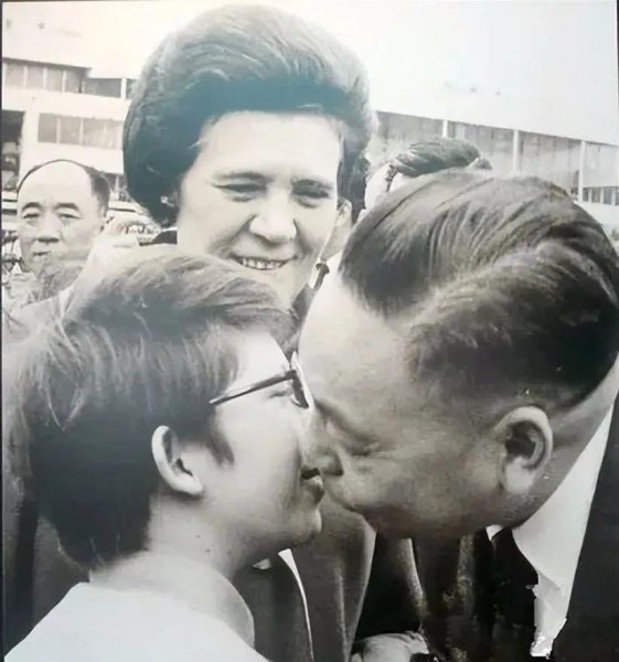 蒋友梅和蒋经国是什么关系