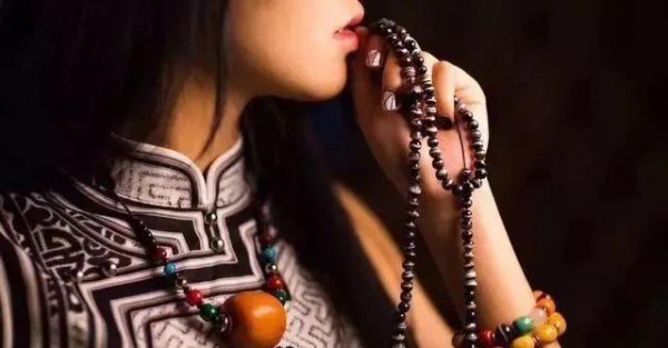 女孩子盘什么珠子好