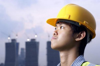 工地上红色安全帽是什么级别的人 关于佩戴安全帽的规定