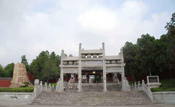 三国演义中的卧龙是谁