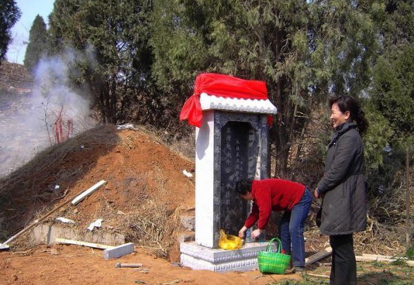 新坟前三年有什么讲究