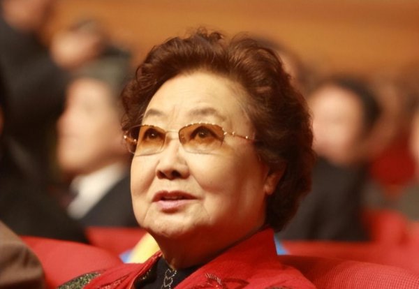 我的祖国是由谁演唱的