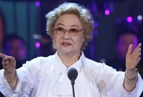 我的祖国是由谁演唱的