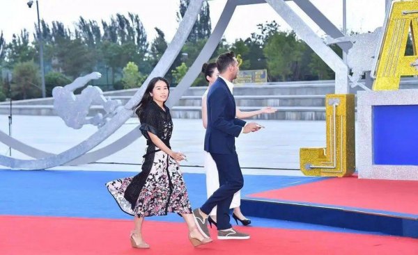 张末是张艺谋和谁生的女儿