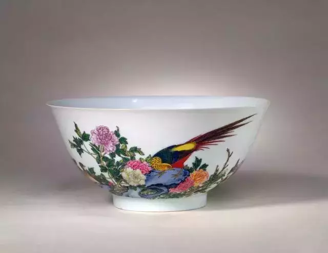 粉彩瓷器和珐琅彩瓷器的区别