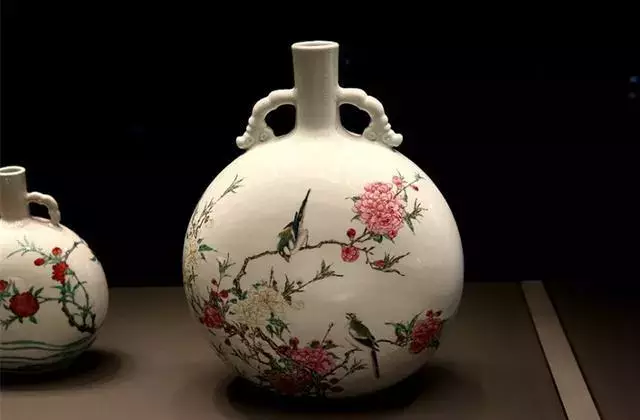 粉彩瓷器和珐琅彩瓷器的区别