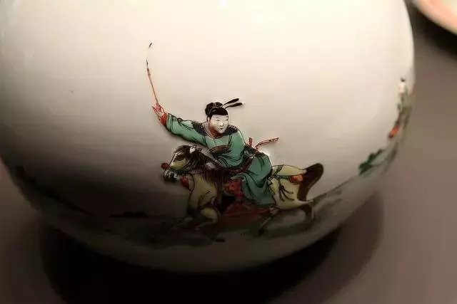 粉彩瓷器和珐琅彩瓷器的区别