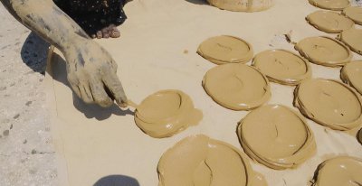 世界第一穷国家是哪里 全球最穷国家海地泥巴做饼干当零食