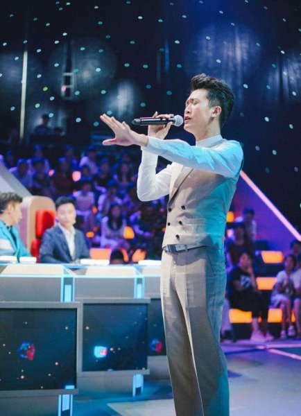 杨帆的妻子简历介绍