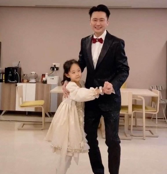 杨帆的妻子简历介绍