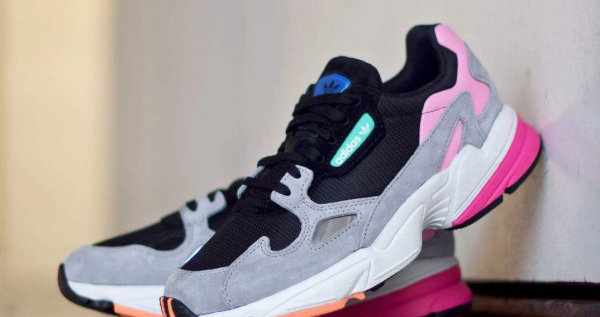 三条杠的鞋子什么牌子