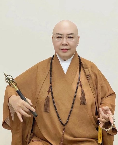 费玉清和张菲是什么关系