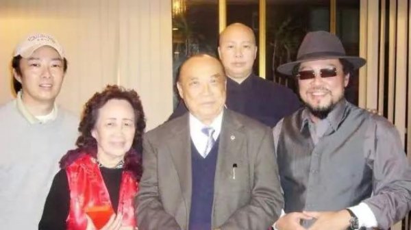 费玉清和张菲是什么关系