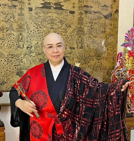 费玉清和张菲是什么关系