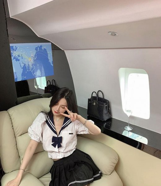 溜肩的女生适合穿肩部有什么的衣服