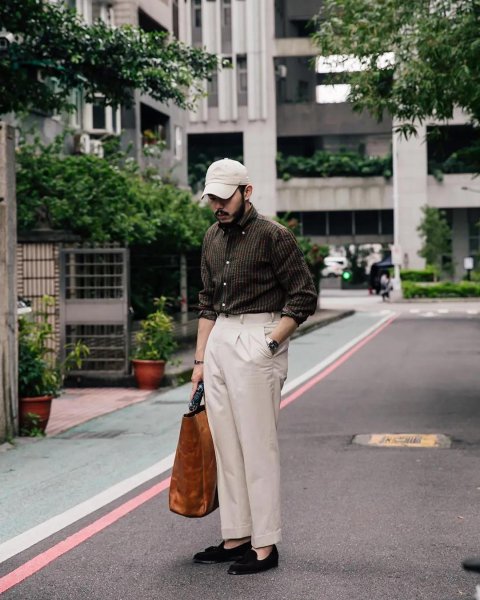 男生白色裤子配什么颜色上衣好看