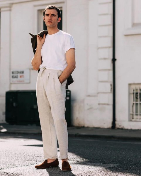 男生白色裤子配什么颜色上衣好看