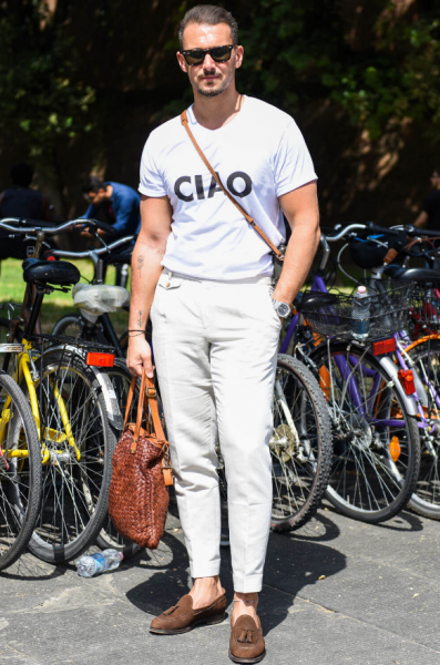 男生白色裤子配什么颜色上衣好看