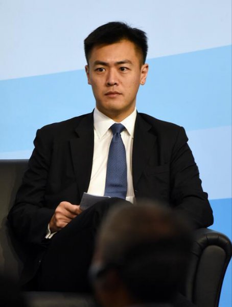 刘銮雄不得不转正甘比