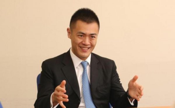 刘銮雄不得不转正甘比