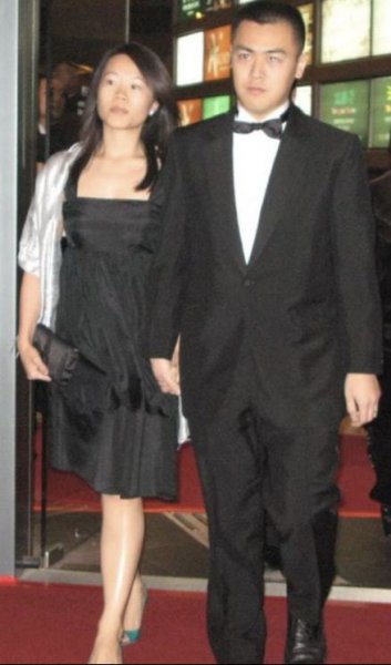 刘銮雄不得不转正甘比