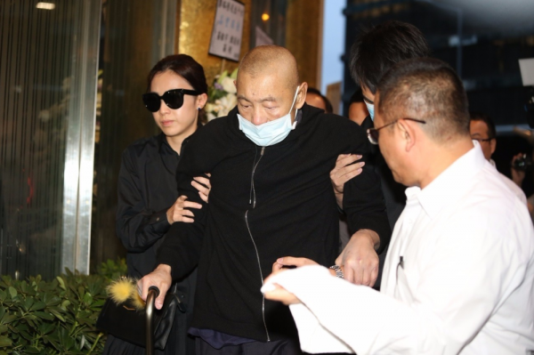 刘銮雄不得不转正甘比