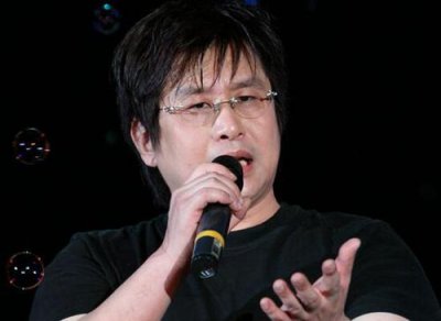 58岁郑智化近况曝光 歌手郑智化拄拐坐轮椅行动困难