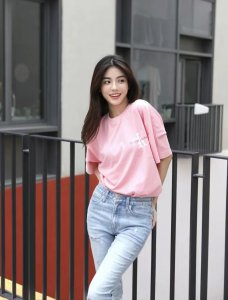 粉色t恤配什么裤子 粉色T恤怎么搭配显得有少女感
